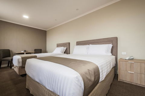 The Lighthouse Hotel - Accommodation Sunshine Coast 3