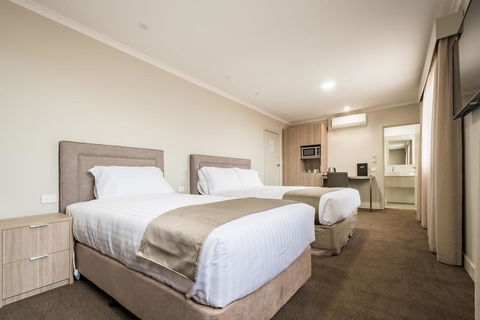 The Lighthouse Hotel - Accommodation Sunshine Coast 2