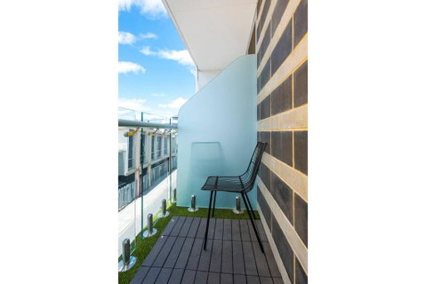 The Nest - Spacious Studio On Newcastle St With Roof Terrace - Accommodation Sunshine Coast 1
