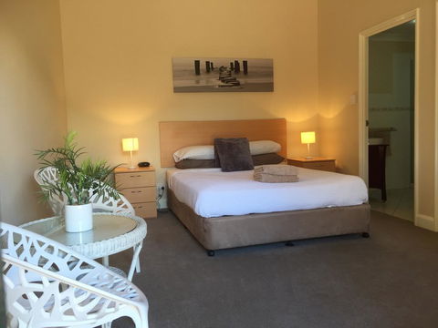 The Nosh & Nod - Howick Street - Accommodation Sunshine Coast 0