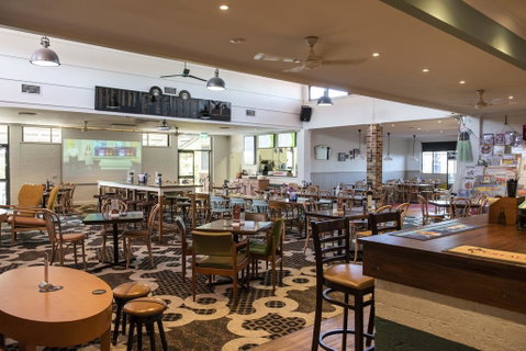 The Oaks Hotel - Accommodation Sunshine Coast 1