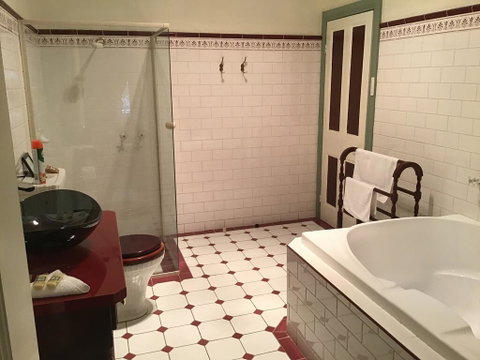 The Olde Devonshire House - Accommodation Sunshine Coast 3
