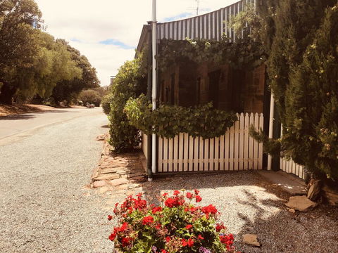 The Olde Devonshire House - Accommodation Sunshine Coast 0