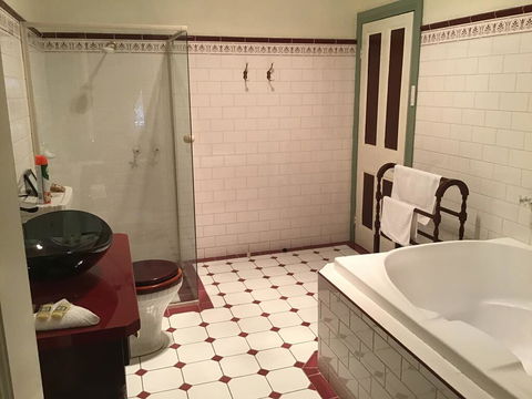The Olde Devonshire House - Accommodation Sunshine Coast 3