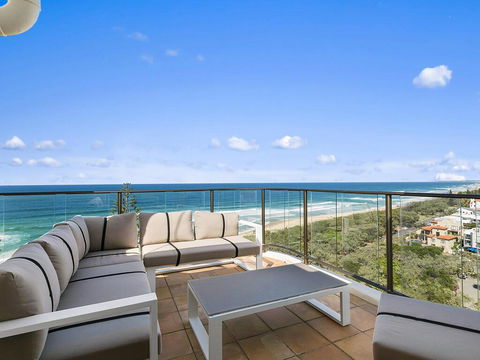 The Penthouse @ Point Cartwright - INSTANT HOTEL WINNER 2019 - Accommodation Sunshine Coast 3