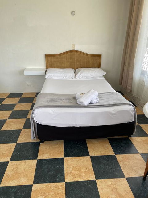 THE QUEENSLANDER MOTEL - Accommodation Sunshine Coast 2