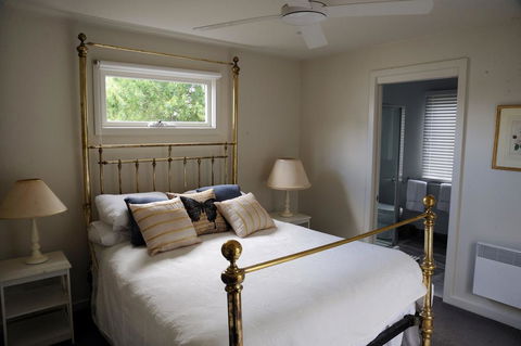 The Red Feather Inn - Accommodation Sunshine Coast 0