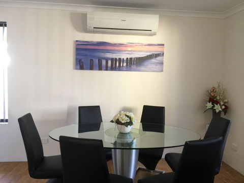 The Royal Dolphin Holiday Home - Accommodation Sunshine Coast 3