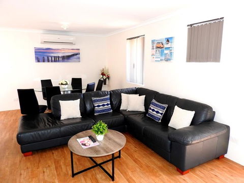 The Royal Dolphin Holiday Home - Accommodation Sunshine Coast 0