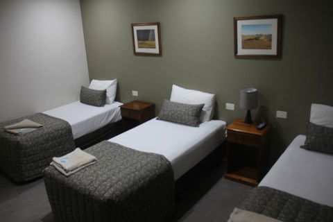 The Saltbush Motor Inn - Accommodation Sunshine Coast 2