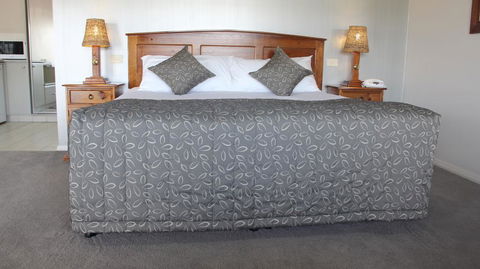 The Saltbush Motor Inn - Accommodation Sunshine Coast 0