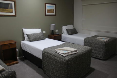The Saltbush Motor Inn - Accommodation Sunshine Coast 3