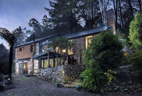 The Stone On The Hill - 3 Bedroom House - Accommodation Sunshine Coast 0