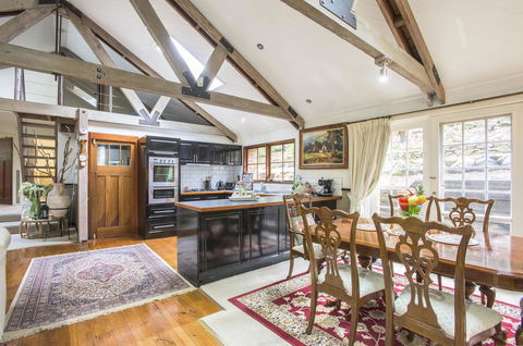The Stone On The Hill - 3 Bedroom House - Accommodation Sunshine Coast 2