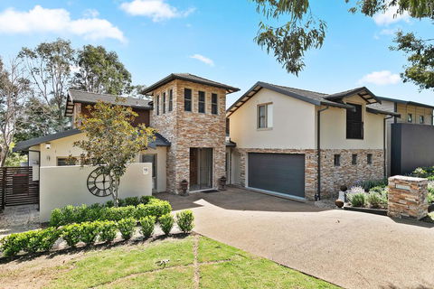 The Vintage Manor - Accommodation Sunshine Coast 0