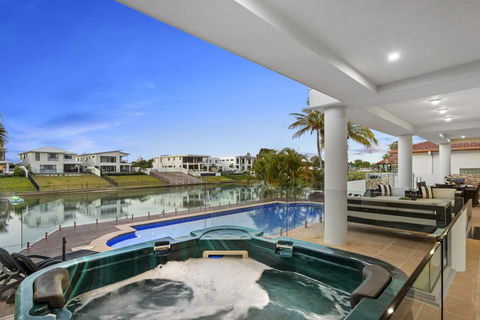 The White House GC Waterfront Home Cinema Jacuzzi Heated Pool - Accommodation Sunshine Coast 3
