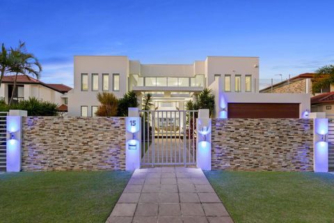 The White House GC Waterfront Home Cinema Jacuzzi Heated Pool - Accommodation Sunshine Coast 0