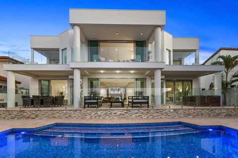 The White House GC Waterfront Home Cinema Jacuzzi Heated Pool - Accommodation Sunshine Coast 2