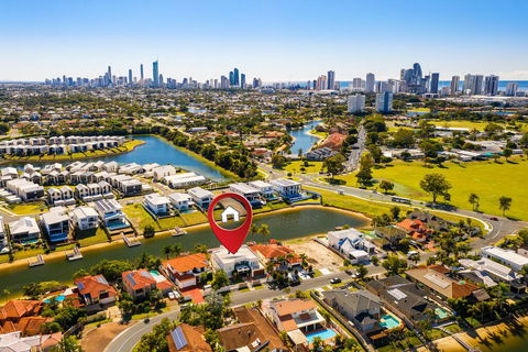 The White House GC Waterfront Home Cinema Jacuzzi Heated Pool - Accommodation Sunshine Coast 1