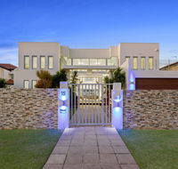 The White House GC Waterfront Home Cinema Jacuzzi Heated Pool - Accommodation Sunshine Coast
