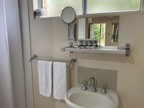 Tin Can Bay Motel - Accommodation Sunshine Coast 2