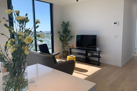 Top Floor Views, Yarraville, 2 Bedroom, 2bathroom - Accommodation Sunshine Coast 2