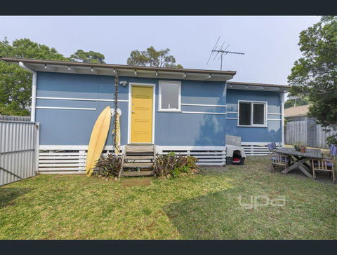 Toot Toot ! 50s Classic Beach House With Bungalow - Accommodation Sunshine Coast 3