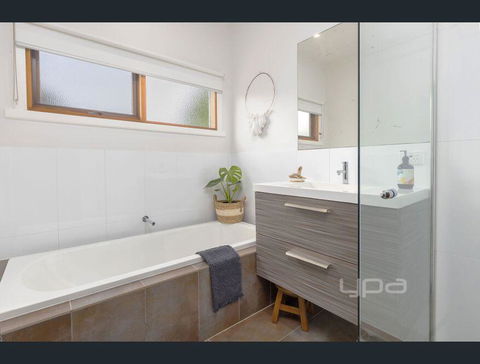 Toot Toot ! 50s Classic Beach House With Bungalow - Accommodation Sunshine Coast 1