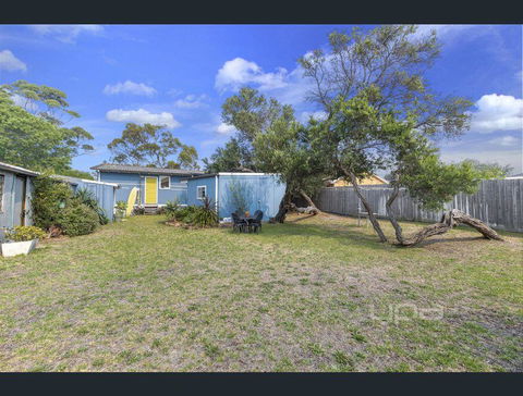 Toot Toot ! 50s Classic Beach House With Bungalow - Accommodation Sunshine Coast 2