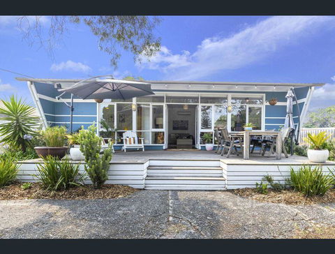 Toot Toot ! 50s Classic Beach House With Bungalow - Accommodation Sunshine Coast 0