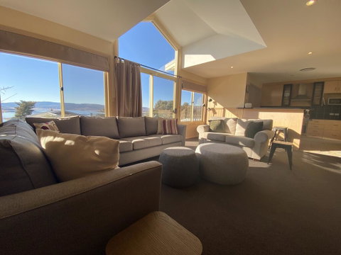 Torino 6 - Lake Jindabyne & Snowy Mountain Views - Accommodation Sunshine Coast 0