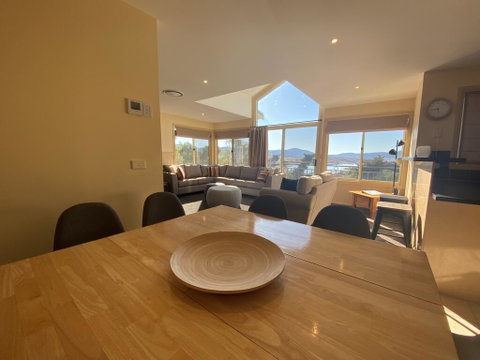 Torino 6 - Lake Jindabyne & Snowy Mountain Views - Accommodation Sunshine Coast 1