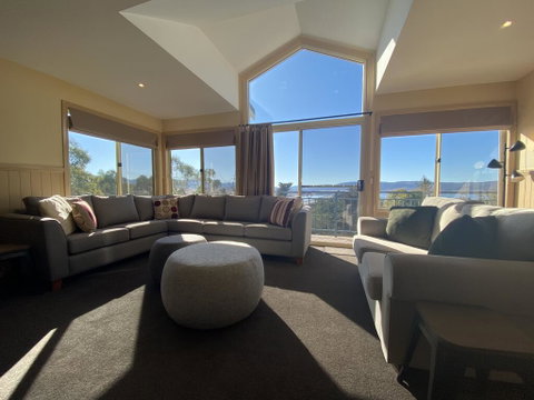 Torino 6 - Lake Jindabyne & Snowy Mountain Views - Accommodation Sunshine Coast 2