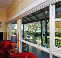 Traditional Three Bedroom Home with Water Views - Accommodation Sunshine Coast