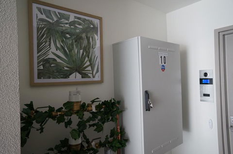 U201 Brunswick Living Brand New Deluxe Balcony Upper Floor Apartment Close To Airport And CBD - Accommodation Sunshine Coast 2
