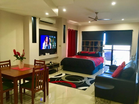 Ultra Modern Private Studio Room - Accommodation Sunshine Coast 2