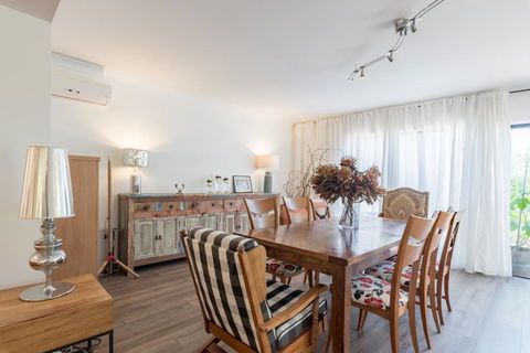 ULTRA SPACIOUS STYLISH HOME IN PRESTONS - SYDNEY - Accommodation Sunshine Coast 1