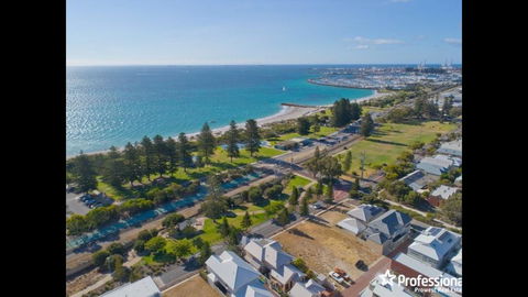 Ultra Stylish Fremantle Area - Accommodation Sunshine Coast 1