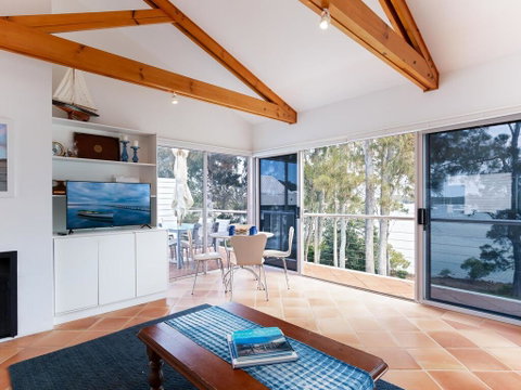 Unit 1 44 Danalene Pde Fantastic Waterfront Property With Air Con - Accommodation Sunshine Coast 3