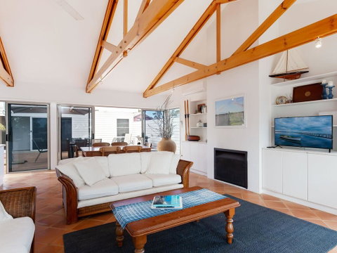 Unit 1 44 Danalene Pde Fantastic Waterfront Property With Air Con - Accommodation Sunshine Coast 2