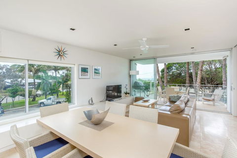 Unit 105 Plantation - Rainbow Beach, Plantation Resort, Second Floor, Aircon, Pool, Spa - Accommodation Sunshine Coast 2