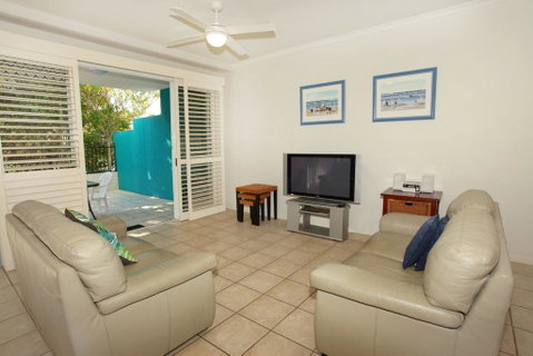 Unit 2, On The Park, 22 Frank Street Coolum Beach, 400 BOND, LINEN INCLUDED - Accommodation Sunshine Coast 3