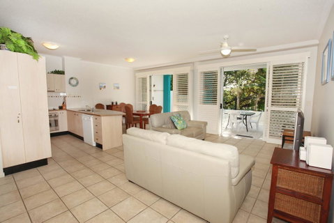 Unit 2, On The Park, 22 Frank Street Coolum Beach, 400 BOND, LINEN INCLUDED - Accommodation Sunshine Coast 2