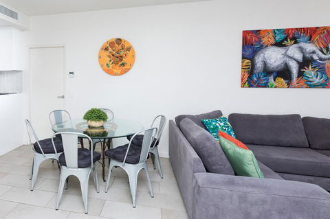 Urban Jungle! Executive Apartment In Heart Of CBD - Accommodation Sunshine Coast 2