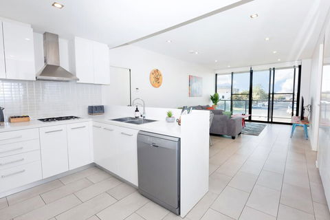 Urban Jungle! Executive Apartment In Heart Of CBD - Accommodation Sunshine Coast 3
