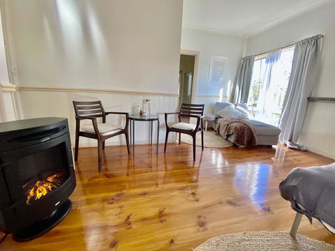 Valley Abode Large Studio Suite -private Ensuite - Accommodation Sunshine Coast 1