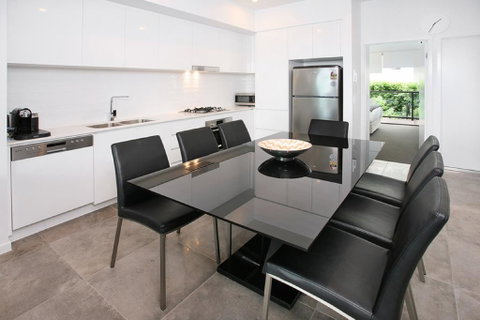 Views From Red Hill - Modern And Spacious Split-Level Executive 3BR Red Hill Apartment Close To CBD - Accommodation Sunshine Coast 1