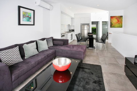 Views From Red Hill - Modern And Spacious Split-Level Executive 3BR Red Hill Apartment Close To CBD - Accommodation Sunshine Coast 0