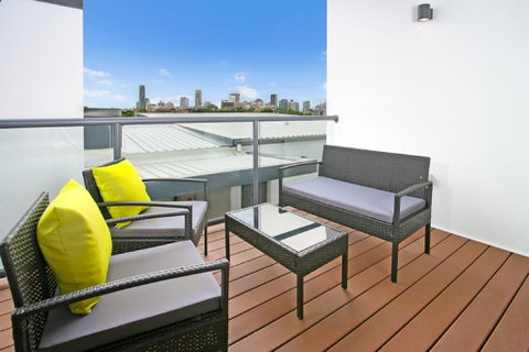 Views From Red Hill - Modern And Spacious Split-Level Executive 3BR Red Hill Apartment Close To CBD - Accommodation Sunshine Coast 2
