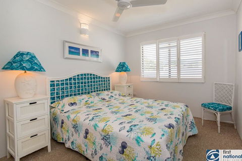 VIEWS VIEWS VIEWS! Front Top Floor Waterfront Unit - Chnook Apartments South Esp, Bongaree - Accommodation Sunshine Coast 2